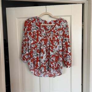Fun 2 Fun Maley Pleated V-Neck Floral Blouse in Burnt Orange